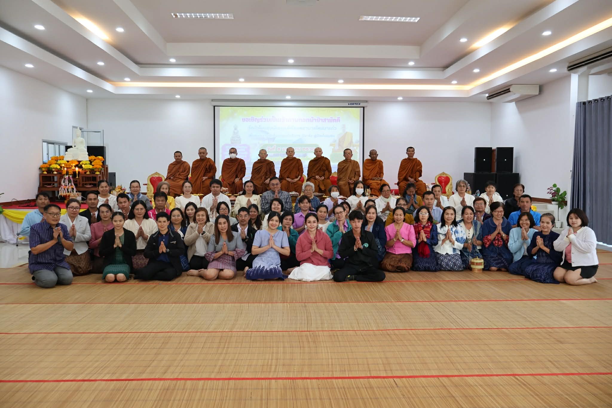 ผู้อำนวยการโรงพยาบาลโพนนาแก้ว และคณะเจ้าหน้าที่ โรงพยาบาลโพนนาแก้ว และผู้มีจิตศรัทธา ได้จัดกิจกรรมทอดผ้าป่าสามัคคีวัดป่าโนนขุมเงิน มอบให้โรงพยาบาลโพนนาแก้ว เพื่อสมทบทุนโครงการซื้อครุภัณฑ์ทางการแพทย์ที่ยังขาดแคลนและจำเป็นในการรักษาผู้ป่วยที่มารับบริการ